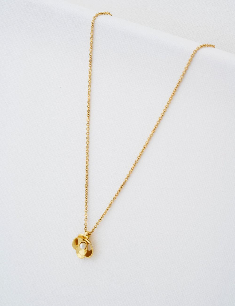 Ted Baker FLORA - Pearl Detail Flower Pendant Kettingen Dames Goud | Belgium  345786-QMA