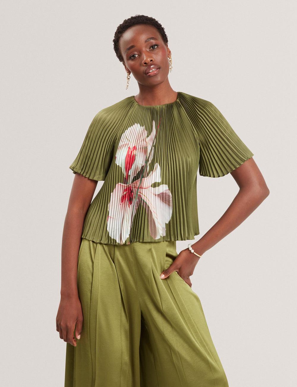 Ted Baker LIONAA - Floral Graphic Pleated Satin Short Sleeve Blouse Dames Groen | Belgium  836549-THW