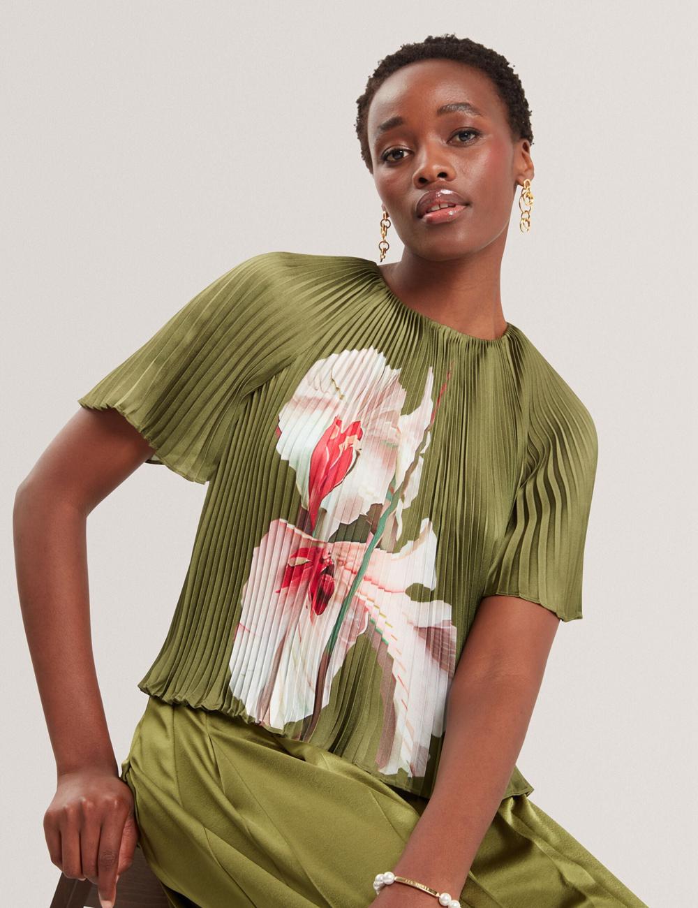 Ted Baker LIONAA - Floral Graphic Pleated Satin Short Sleeve Blouse Dames Groen | Belgium  836549-THW