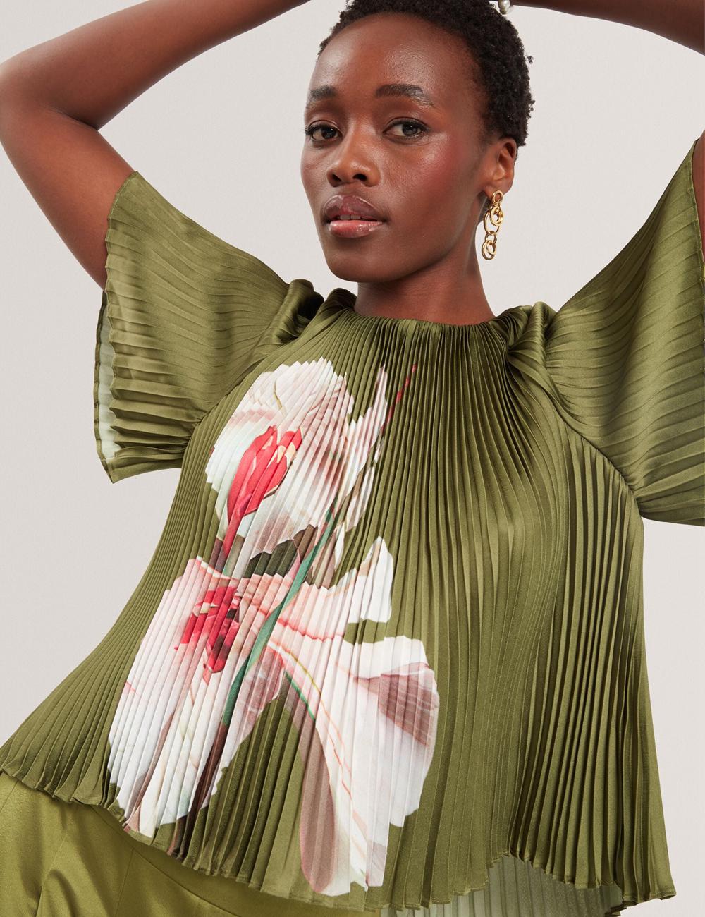 Ted Baker LIONAA - Floral Graphic Pleated Satin Short Sleeve Blouse Dames Groen | Belgium  836549-THW